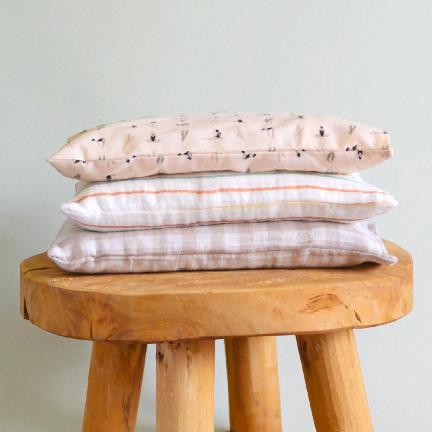 Bolsas semillas calor sobre taburete