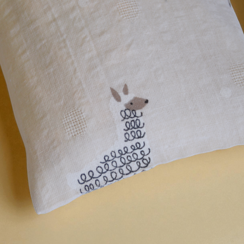 MIMO con detalle de llama para niños y bebés. Saquito térmico de maíz