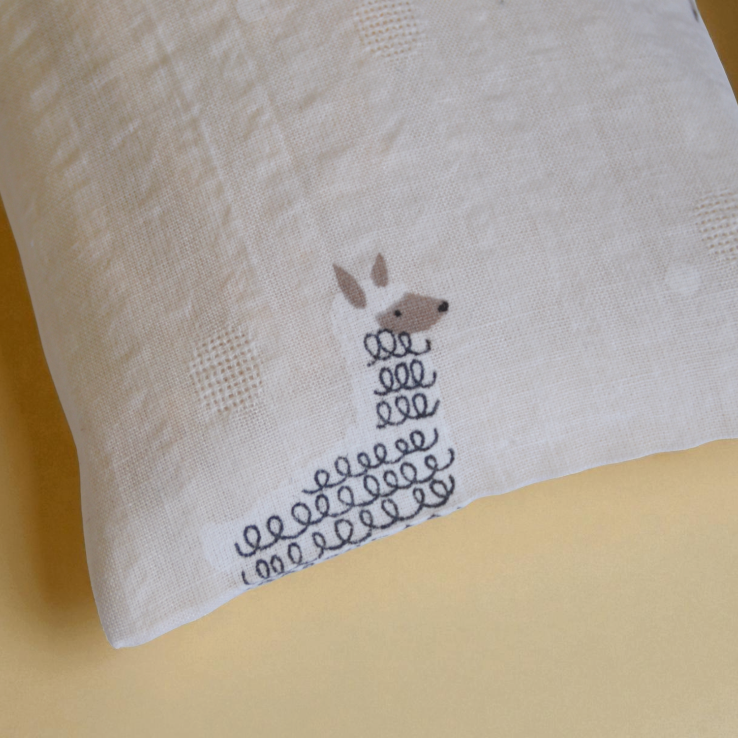 MIMO con detalle de llama para niños y bebés. Saquito térmico de maíz