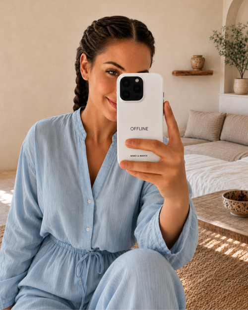 chica con carcasa movil MIMO & MANTA offline color crema