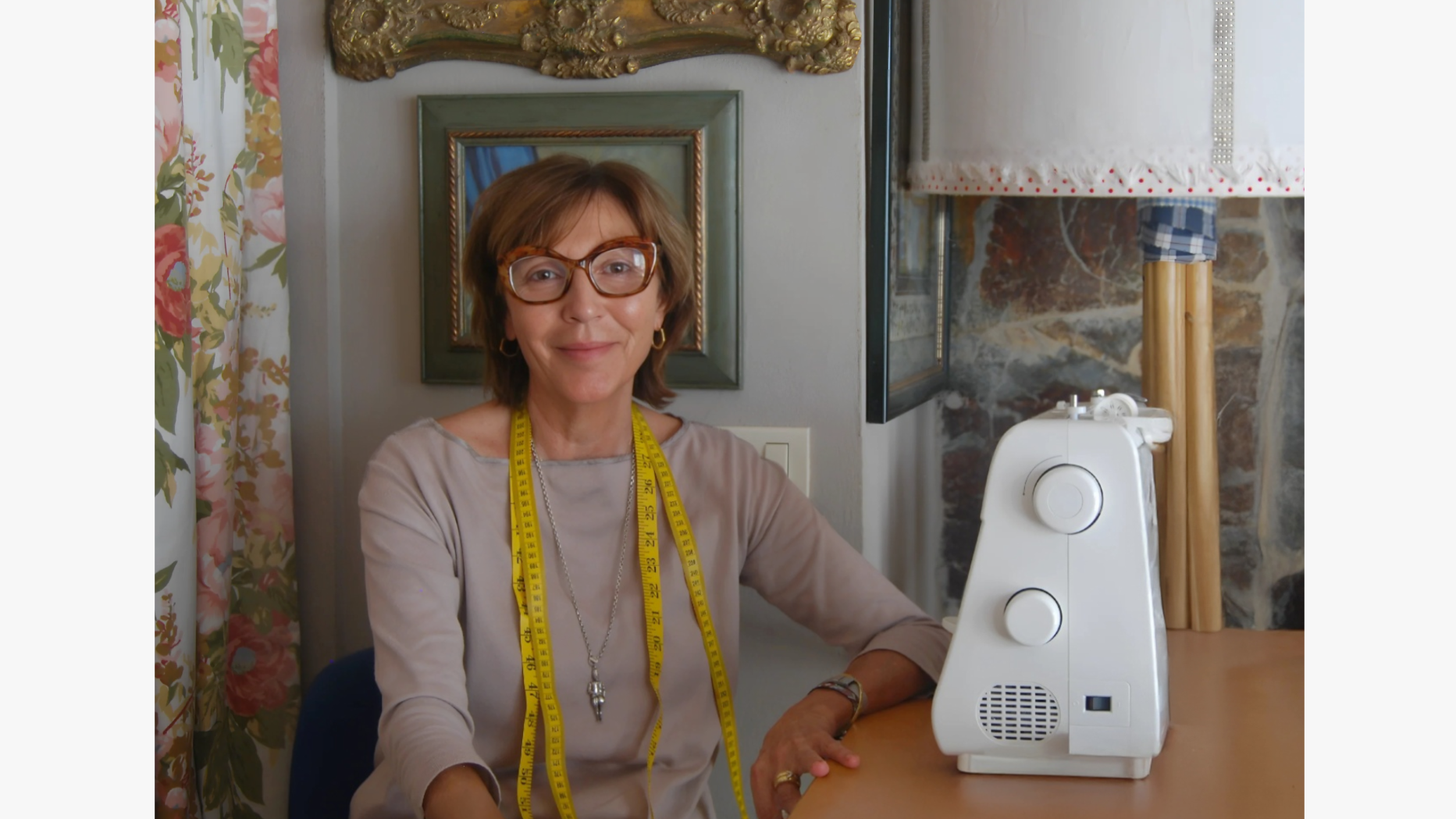 Olga, fundadora de MIMO & MANTA, en su taller artesanal con máquina de coser

