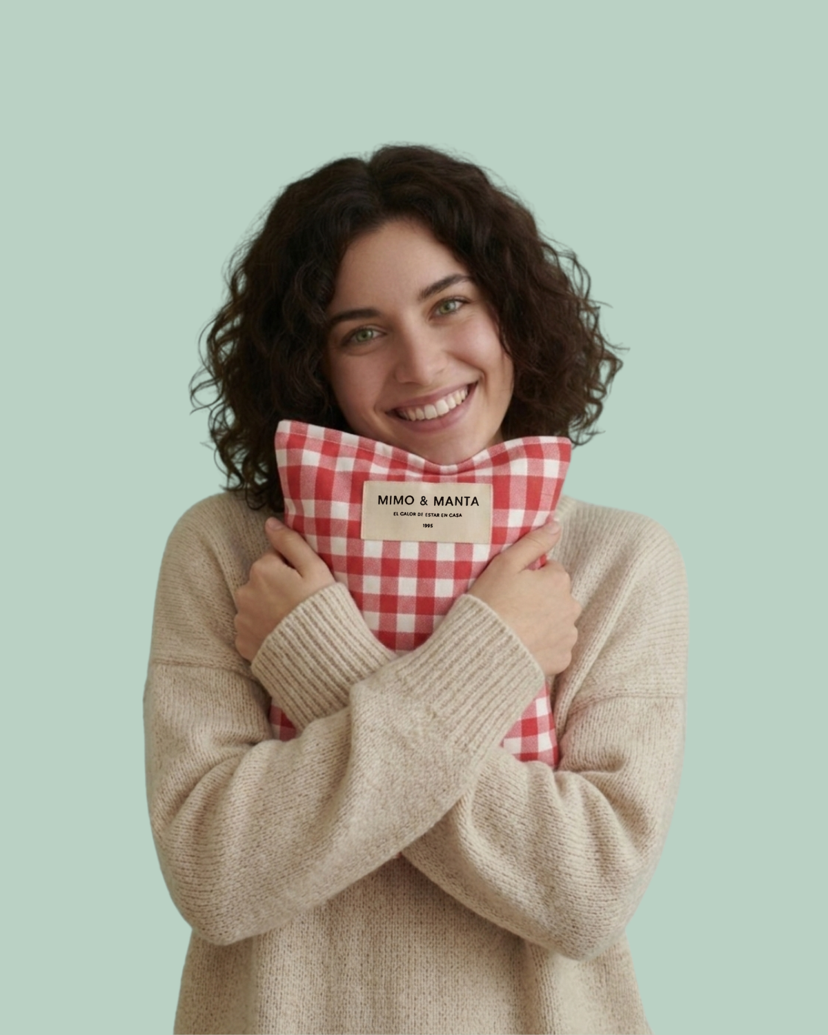 mujer con saco térmico de semillas modelo clásico 